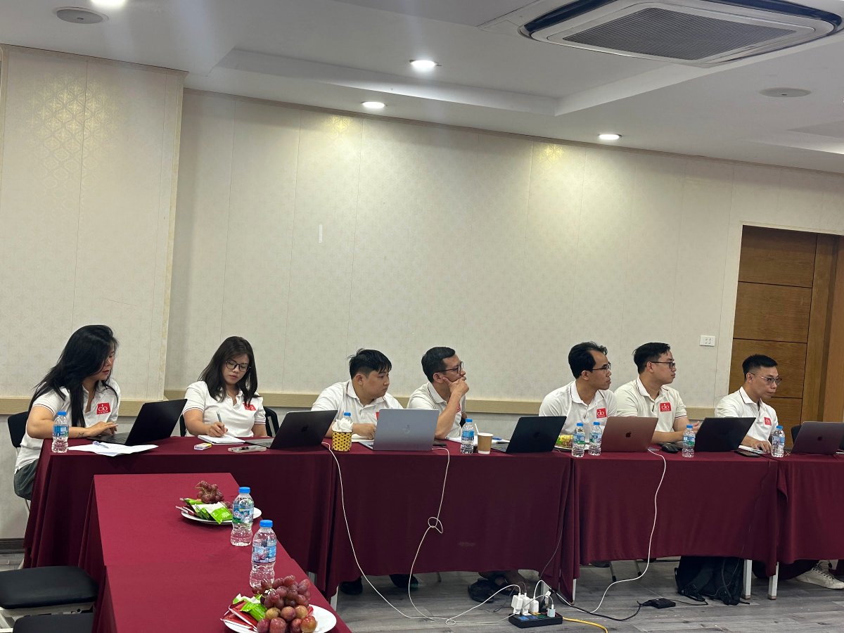 Học viên lớp Digital Leaders Coaching SS10 Hà Nội làm việc với laptop trong buổi học về quản lý dữ liệu