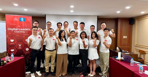 Học viên lớp Digital Leaders Coaching SS10 Hà Nội chụp ảnh tập thể bên banner chương trình