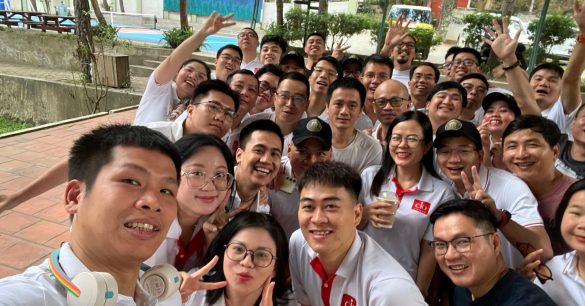Thành viên Cộng đồng Lãnh Đạo Số chụp ảnh selfie tập thể trong ngày khai giảng lớp SS10 Hà Nội