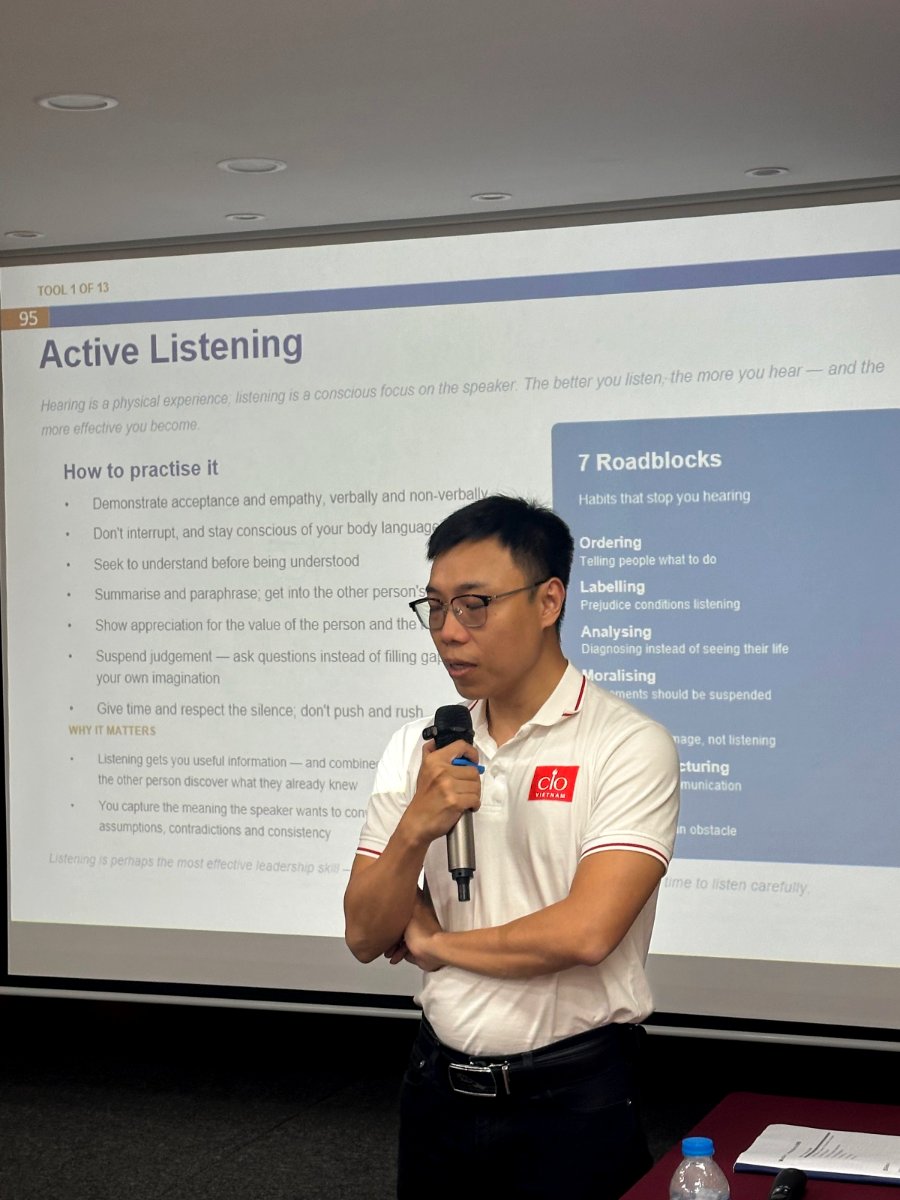 Học viên lớp Digital Leaders Coaching SS10 Hà Nội trình bày về kỹ năng lắng nghe chủ động (Active Listening)