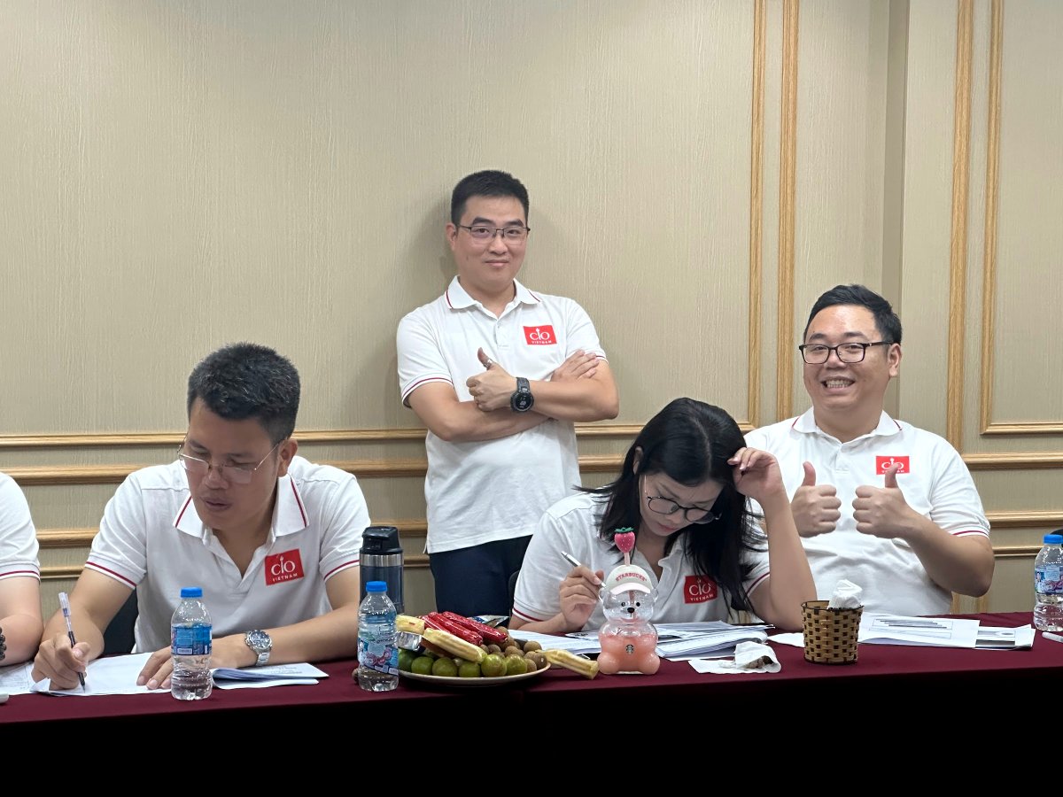 Học viên lớp Digital Leaders Coaching SS10 Hà Nội trao đổi, thảo luận vui vẻ quanh bàn học