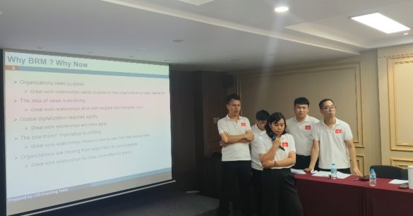 Nhóm học viên lớp Digital Leaders Coaching SS10 Hà Nội thuyết trình trước lớp trong buổi học BRM