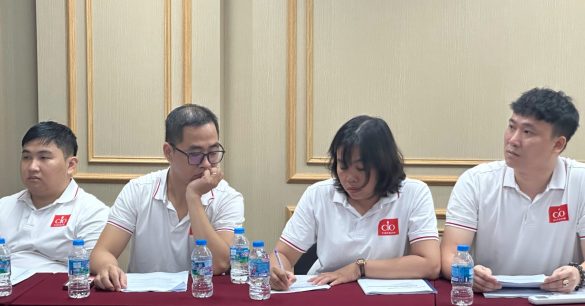 Học viên lớp Digital Leaders Coaching SS10 Hà Nội chăm chú lắng nghe trong buổi học BRM