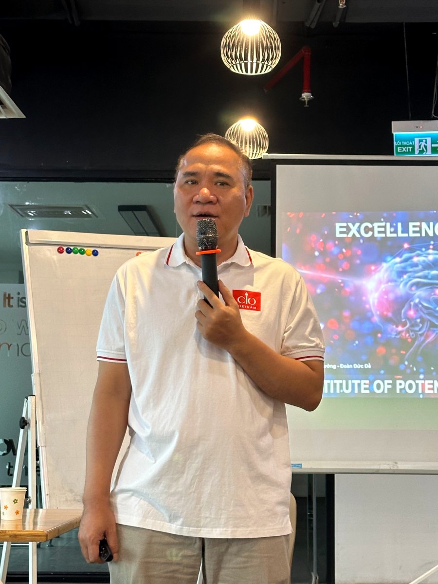 Diễn giả chia sẻ trước lớp Digital Leaders Coaching SS10 Hà Nội trong ngày khai giảng