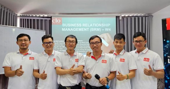 Nhóm sáu học viên mùa 8 TP.HCM giơ ngón cái trước màn chiếu Business Relationship Management (BRM) – W4