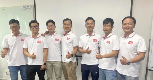 Nhóm bảy học viên mùa 8 TP.HCM mặc đồng phục chương trình cùng giơ ngón cái sau buổi học Digital & IT Strategy