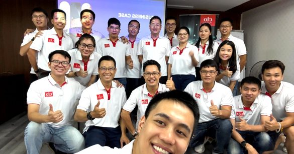 Ảnh selfie tập thể lớp SS09 Hà Nội trong buổi học BRM & Leadership, mọi người cùng giơ ngón cái