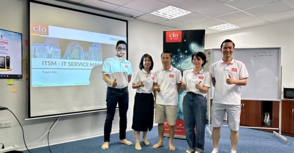 Nhóm năm học viên mùa 8 Hà Nội giơ ngón cái trước màn chiếu ITSM – IT Service Management