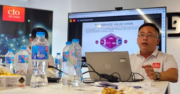 Học viên mùa 8 Hà Nội trình bày bên màn hình The Service Value Chain trong buổi học ITSM