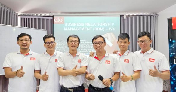 Nhóm sáu học viên mùa 8 TP.HCM giơ ngón cái trước màn chiếu Business Relationship Management (BRM) – W4