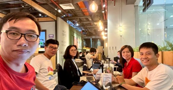 Ảnh selfie nhóm học viên mùa 8 TP.HCM cùng làm bài tập môn ITSM bên laptop tại quán cà phê