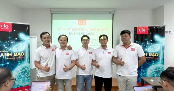 Nhóm năm học viên mùa 8 TP.HCM giơ ngón cái trước màn chiếu ITSM – Business Case