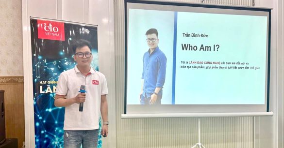 Anh Trần Đình Đức cầm micro trình bày tuyên ngôn cá nhân Who Am I trên màn chiếu trong buổi học Personal Branding