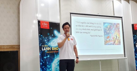 Anh Nguyễn Bảo Nguyên cầm micro trình bày tuyên ngôn cá nhân trên màn chiếu trong buổi học Thương hiệu cá nhân