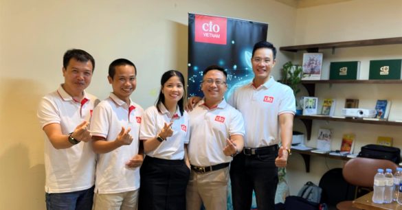 Nhóm năm học viên mùa 8 Hà Nội cùng bắn tim bên standee chương trình sau buổi học Business Relationship Management