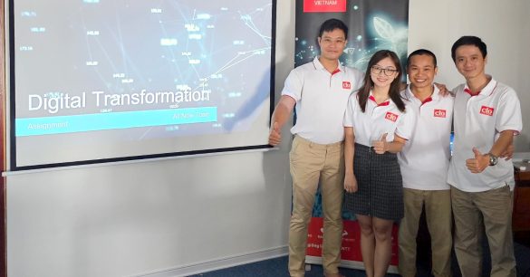 Nhóm bốn học viên mùa 8 Hà Nội giơ ngón cái bên màn chiếu Digital Transformation trong buổi học Digital & IT Strategy