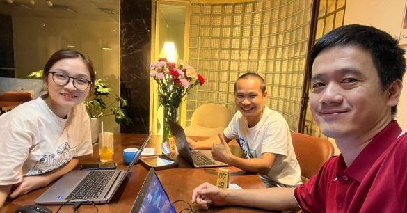 Ảnh selfie ba học viên mùa 8 Hà Nội cùng làm bài tập môn Digital & IT Strategy bên laptop