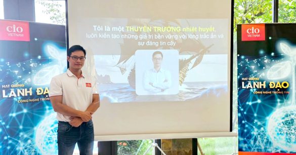 Anh Nguyễn Xuân Tùng đứng trước màn chiếu tuyên ngôn Tôi là một thuyền trưởng nhiệt huyết trong buổi học Personal Branding