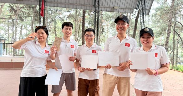 Năm Hạt Giống Lãnh Đạo Số SS10 Hà Nội cười tươi tại Retreat Day của chương trình lãnh đạo phi lợi nhuận Digital Leaders Coaching