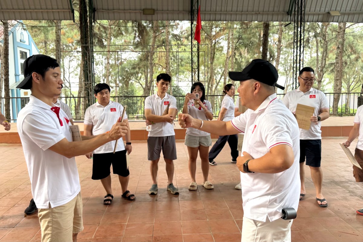 Hạt Giống Lãnh Đạo Số SS10 Hà Nội trao đổi theo nhóm tại Retreat Day của chương trình lãnh đạo phi lợi nhuận Digital Leaders Coaching
