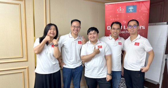 Hạt Giống Lãnh Đạo Số SS10 Hà Nội trong buổi học ITSM về điểm chạm dịch vụ, bên standee Digital Leaders Coaching