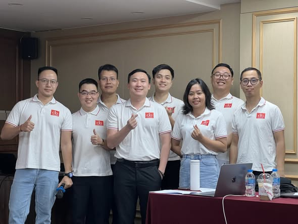 Enterprise Data Management: khi câu hỏi về dữ liệu không còn bắt đầu từ công nghệ 5 Nhóm học viên mặc áo đồng phục chụp ảnh cùng nhau trong buổi huấn luyện