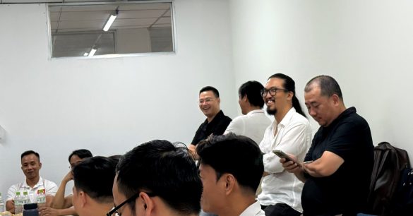 Ban huấn luyện Digital Leaders Coaching vui vẻ theo dõi phần thảo luận cùng học viên SS10 TP.HCM