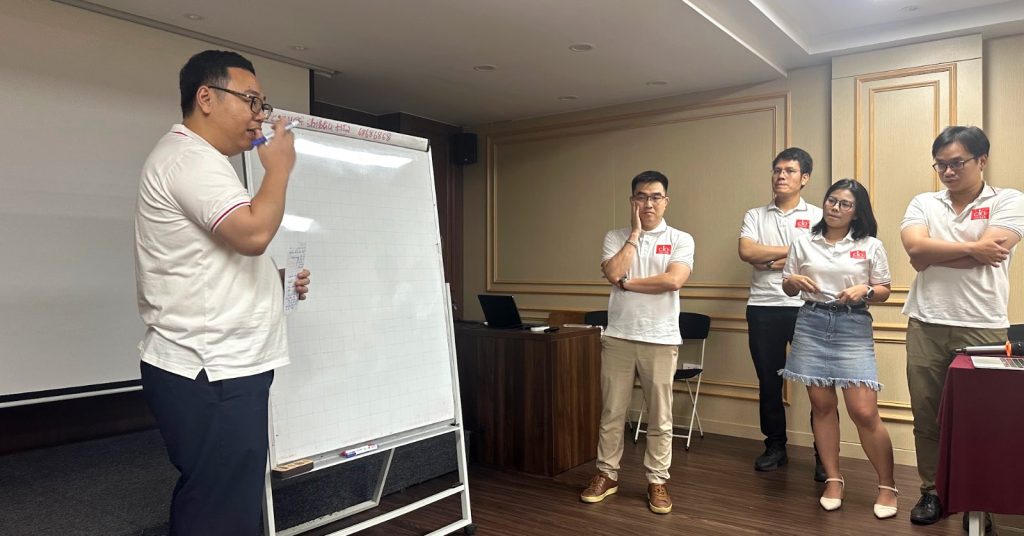 ITIL 4 và AI – học viên Digital Leaders Coaching SS10 Hà Nội trình bày bên bảng flipchart trong buổi học ITSM