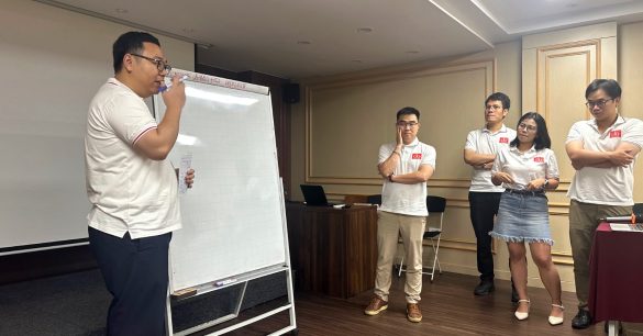 Một nhóm học viên Digital Leaders Coaching SS10 Hà Nội trình bày bên bảng flipchart trong buổi học ITSM