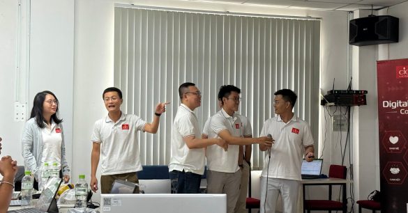 Một nhóm học viên Digital Leaders Coaching SS10 TP.HCM vui vẻ trình bày trước lớp