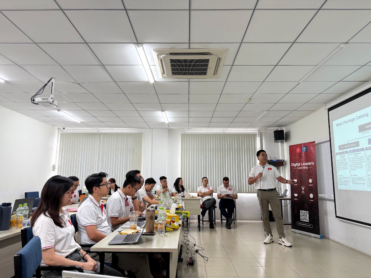 Học viên Digital Leaders Coaching SS10 TP.HCM lắng nghe chia sẻ trong buổi học Kiến trúc doanh nghiệp (EA)