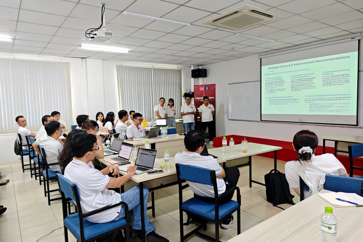 Lớp học viên Digital Leaders Coaching SS10 TP.HCM lắng nghe phần trình bày trong buổi học Digital & IT Strategy