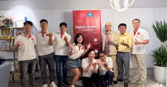 Các thành viên Digital Leaders Coaching chụp ảnh nhóm, cùng làm biểu tượng trái tim trong buổi gặp gỡ tại Hà Nội