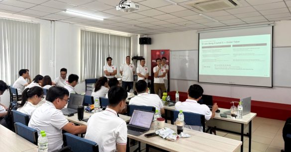 Học viên Digital Leaders Coaching SS10 TP.HCM theo dõi một nhóm thuyết trình trước lớp