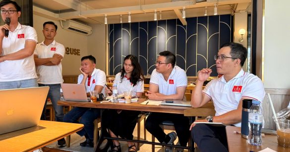 Học viên Digital Leaders Coaching SS10 TP.HCM trình bày và thảo luận trong buổi học Digital & IT Strategy