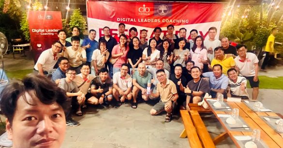 Các thành viên Digital Leaders Coaching SS10 TP.HCM chụp ảnh chung trong buổi giao lưu tối ngày Retreat