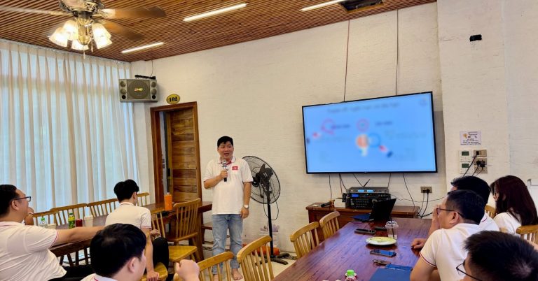Mô hình Stage-Gate – học viên Hạt Giống Lãnh Đạo Số Hà Nội lắng nghe phần trình bày trong buổi sinh hoạt cộng đồng