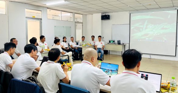 Học viên Digital Leaders Coaching SS10 TP.HCM ngồi quanh bàn theo dõi phần trình bày trên màn chiếu