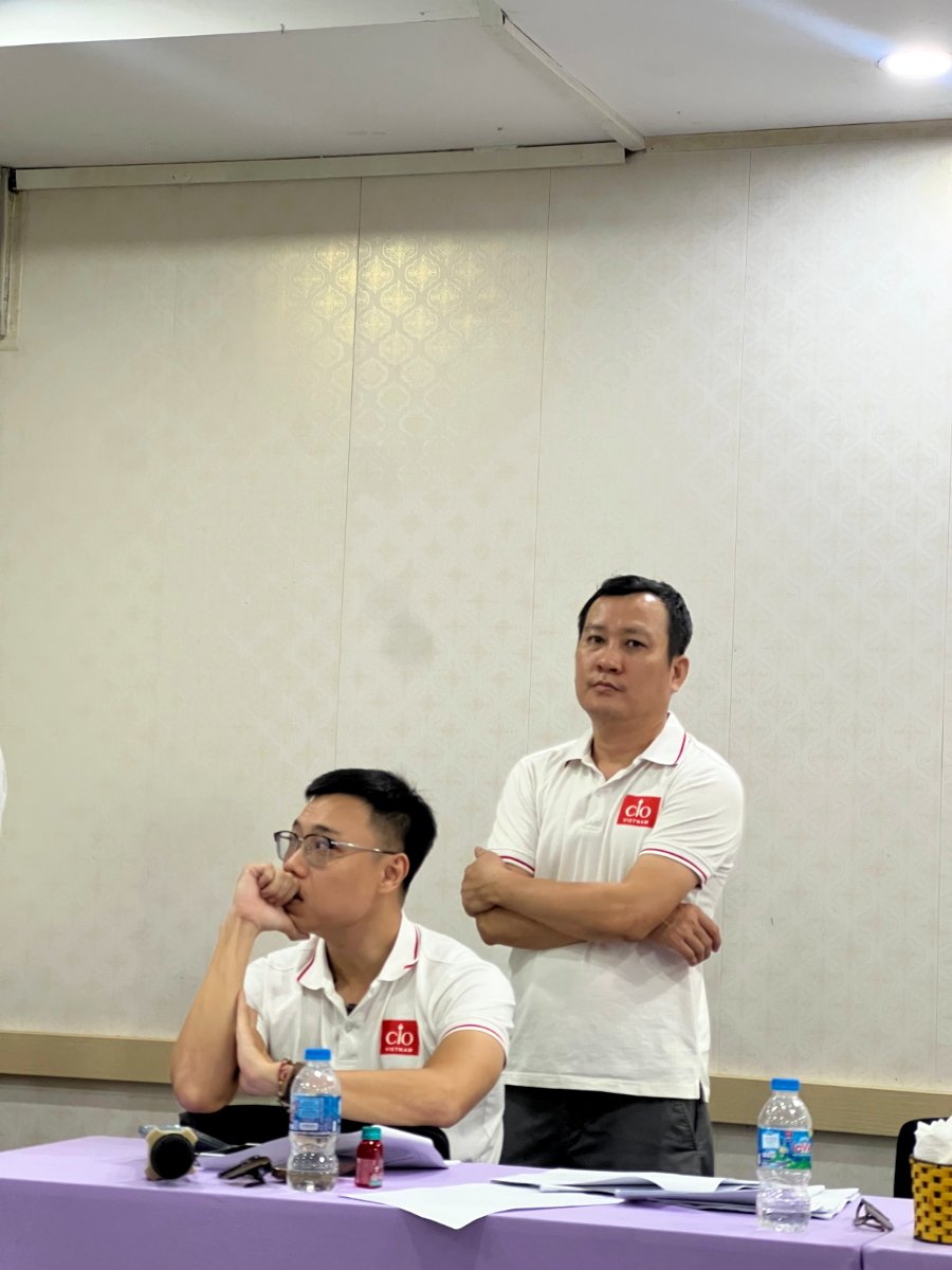 Hai học viên lớp Digital Leaders Coaching SS10 Hà Nội chăm chú lắng nghe trong buổi thảo luận