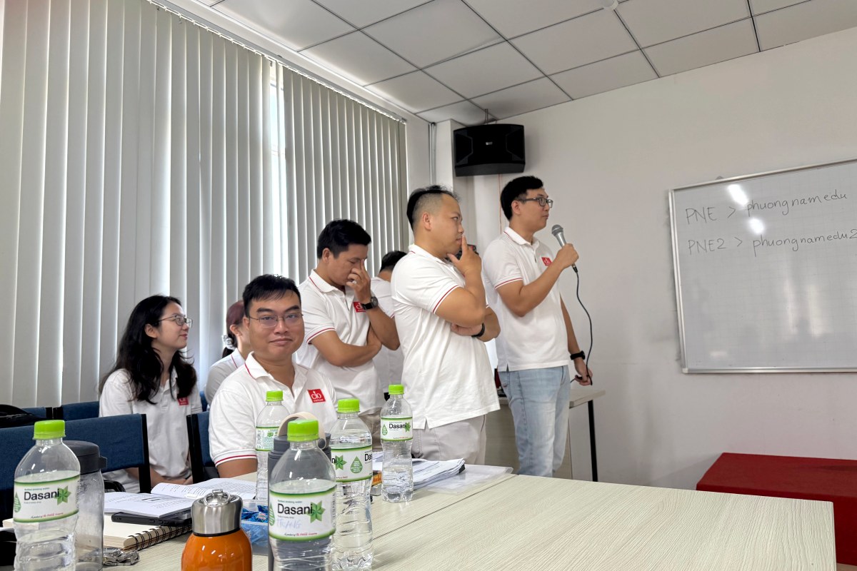 Một nhóm học viên Digital Leaders Coaching SS10 TP.HCM trình bày trong buổi học BRM & Leadership