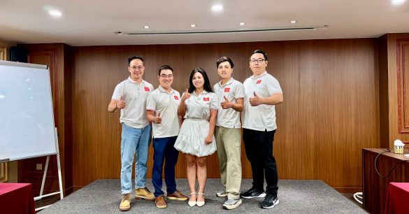 Nhóm thành viên lớp Digital Leaders Coaching SS10 Hà Nội chụp ảnh trên sân khấu lớp học