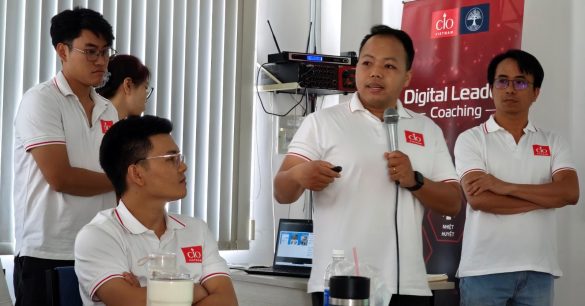 Một nhóm học viên Digital Leaders Coaching SS10 TP.HCM trình bày trong buổi học Digital & IT Strategy