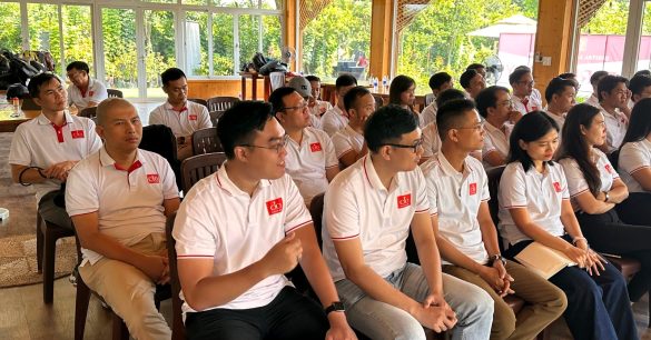 Học viên Digital Leaders Coaching SS10 TP.HCM ngồi chăm chú lắng nghe chia sẻ trong ngày Retreat