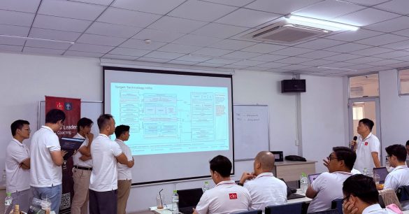 Nhóm học viên Digital Leaders Coaching SS10 TP.HCM trình bày sơ đồ kiến trúc trên màn chiếu