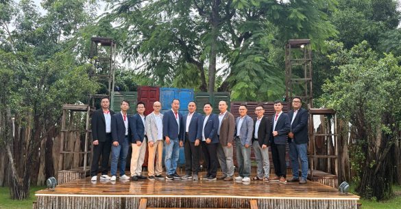 Ban huấn luyện Digital Leaders Coaching chụp ảnh tập thể trên sân khấu gỗ ngoài trời