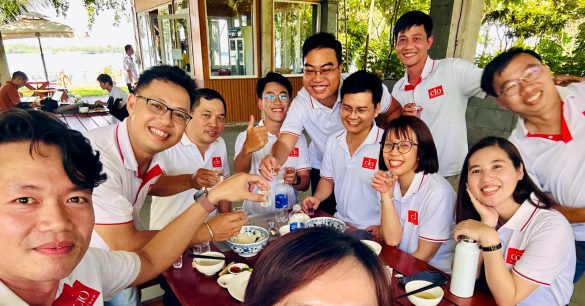 Các thành viên Digital Leaders Coaching SS10 TP.HCM vui vẻ chụp ảnh cùng nhau trong bữa trưa ngày Retreat