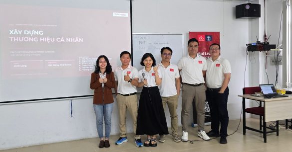Nhóm sáu học viên Digital Leaders Coaching SS10 TP.HCM đứng trước màn chiếu Xây dựng thương hiệu cá nhân