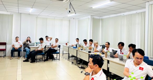 Học viên Digital Leaders Coaching SS10 TP.HCM ngồi theo dõi phần trình bày trong lớp học
