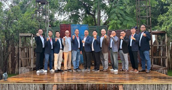 Ban huấn luyện và các Hạt giống Lãnh Đạo Số chụp ảnh chung trong buổi sinh hoạt cộng đồng