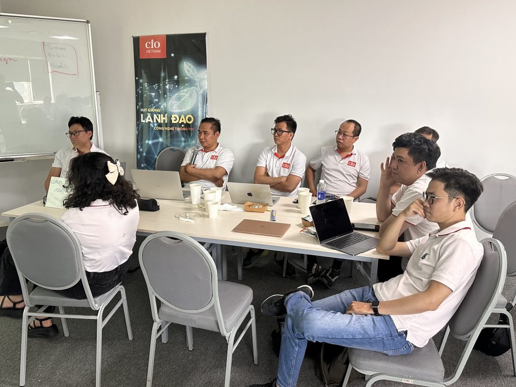 Lãnh đạo số là gì – học viên Hạt Giống Lãnh Đạo Số mùa 9 TP.HCM thảo luận nhóm trong buổi học Digital & IT Strategy
